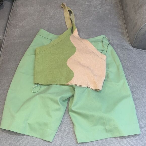 IZod Bermuda shorts w/ pockets, plus free LA hearts two toned halter top. - Picture 1 of 9